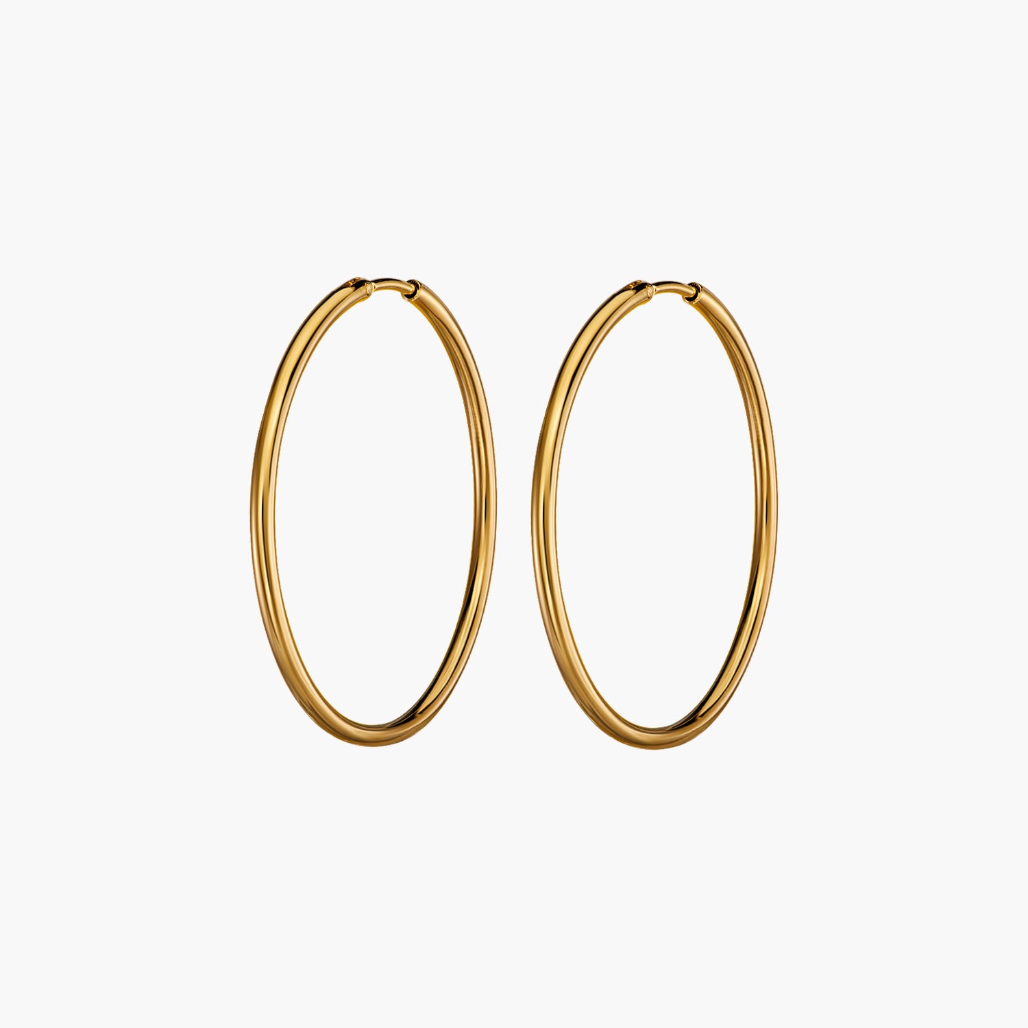 Ohrringe Lulu Hoops auf Hintergrund weiß