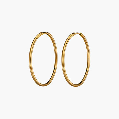 Ohrringe Lulu Hoops auf Hintergrund weiß