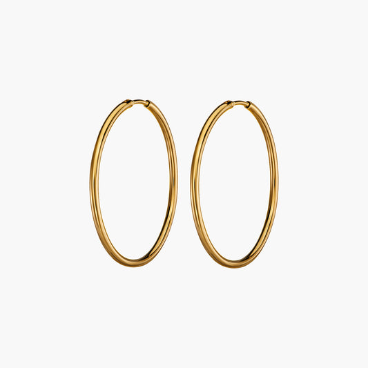 Ohrringe Lulu Hoops auf Hintergrund weiß