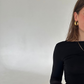 bella hoops gold an Mädchen vor weißer Wand 