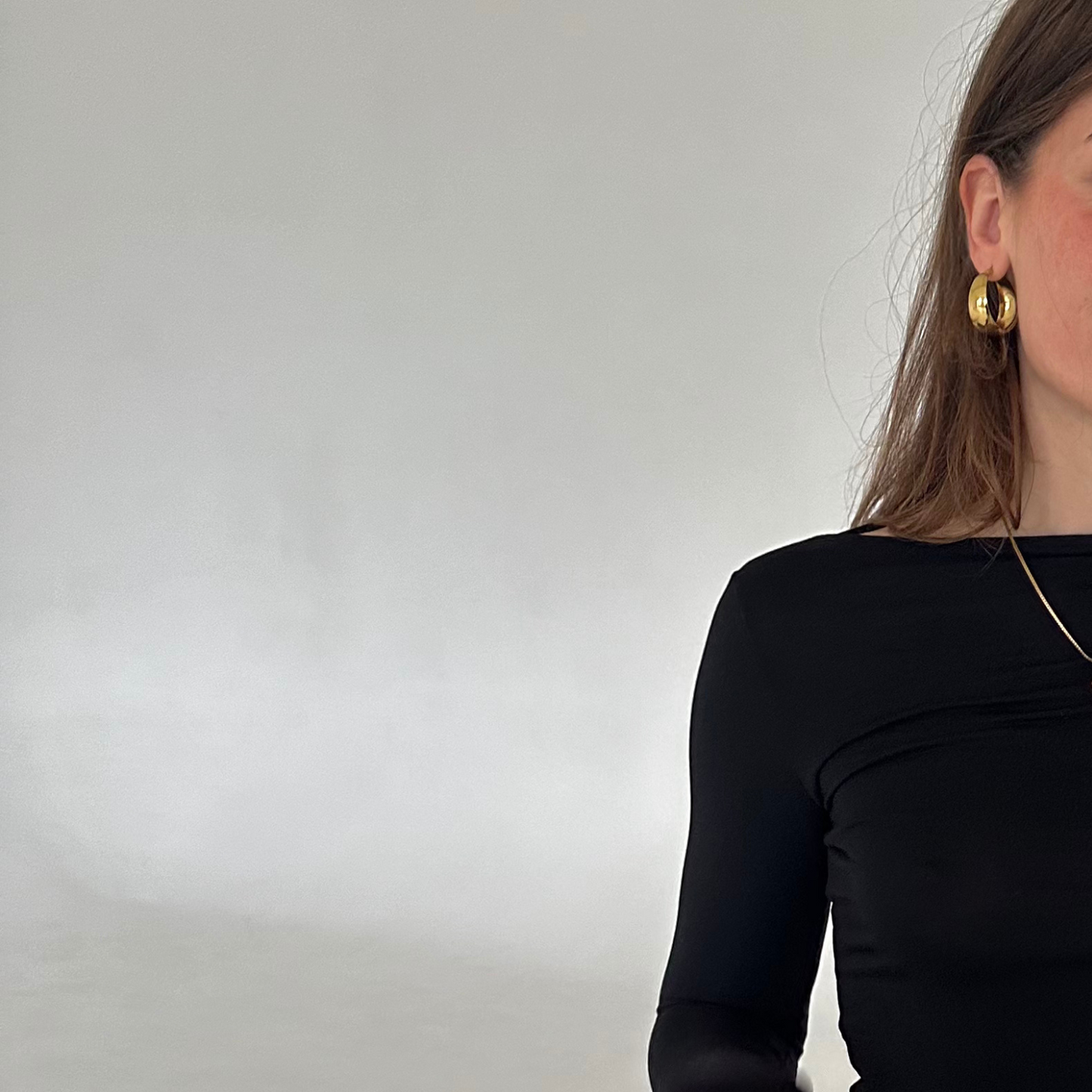 bella hoops gold an Mädchen vor weißer Wand 