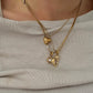Dancing Dolphins Delfin Kette getragen mit Kani und Heart of Gold Kette auf beigem Oberteil