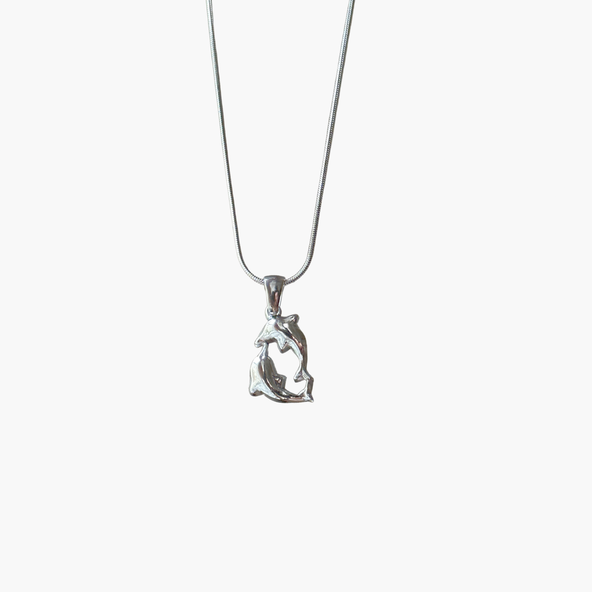 Dancing Dolphins Delfin Kette in silber auf weißem Hintergrund