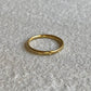 Halbmond Ring in gold auf weißer Steinplatte
