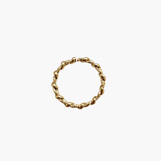 triss ring Gold vor weißem Hintergrund