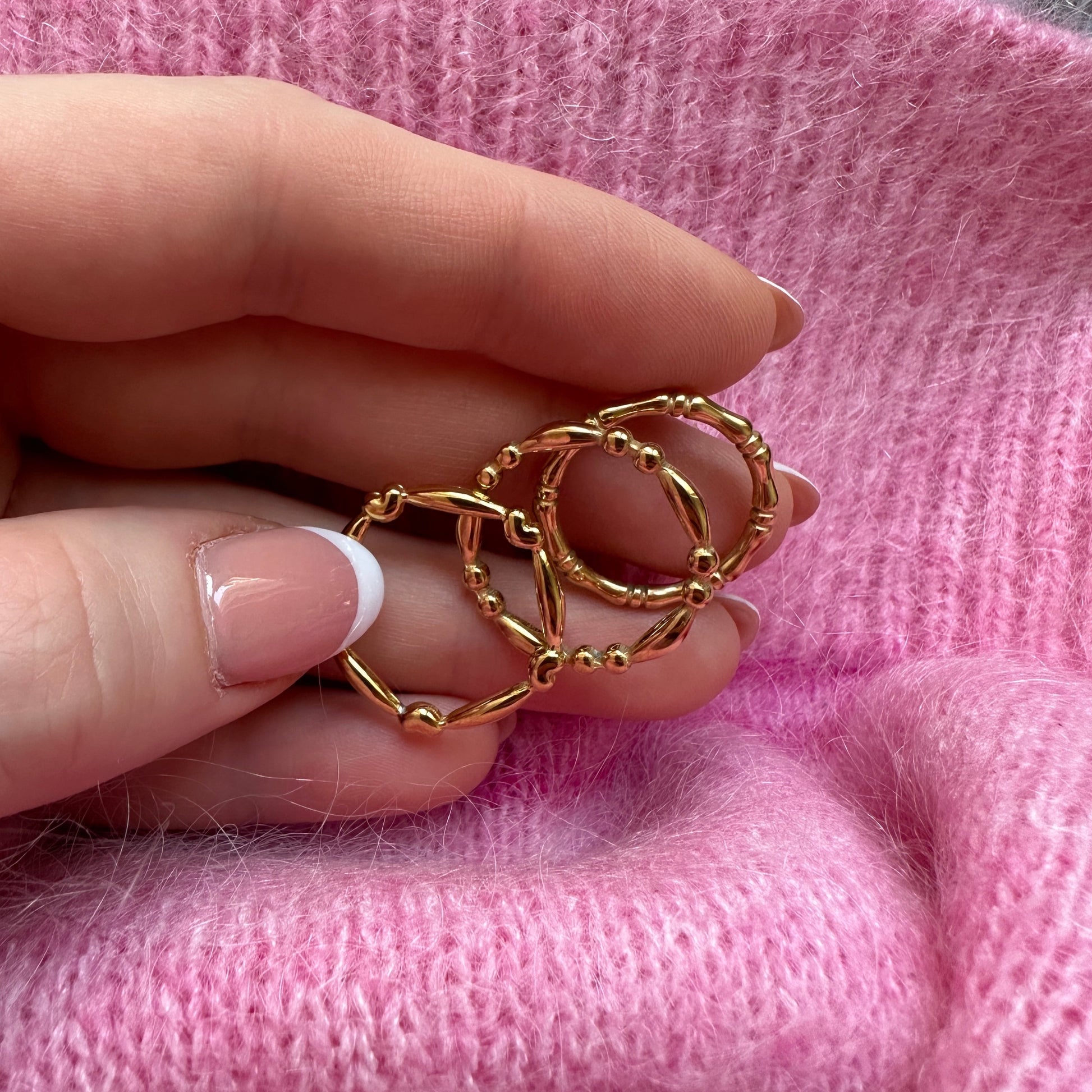 Banu Ring in einer Hand