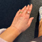 Banu Ring an einer Hand