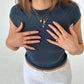 ringe in Gold und Halsketten Gold vor Mädchen mit blauem T-Shirt