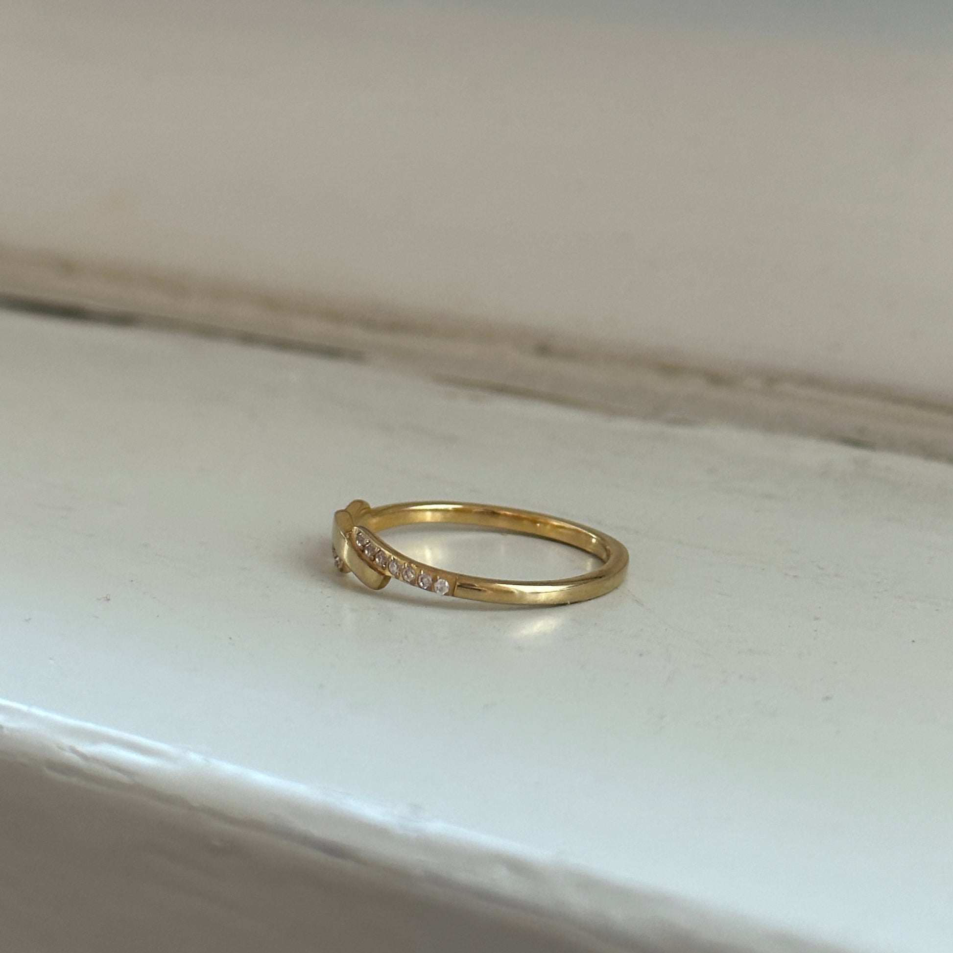 Elly Ring auf Fensterbank