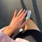 ringe an einer Hand von oben