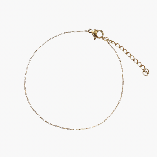 zartes Armband vor weißem Hintergrund