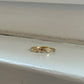 Elliring auf Fensterbank