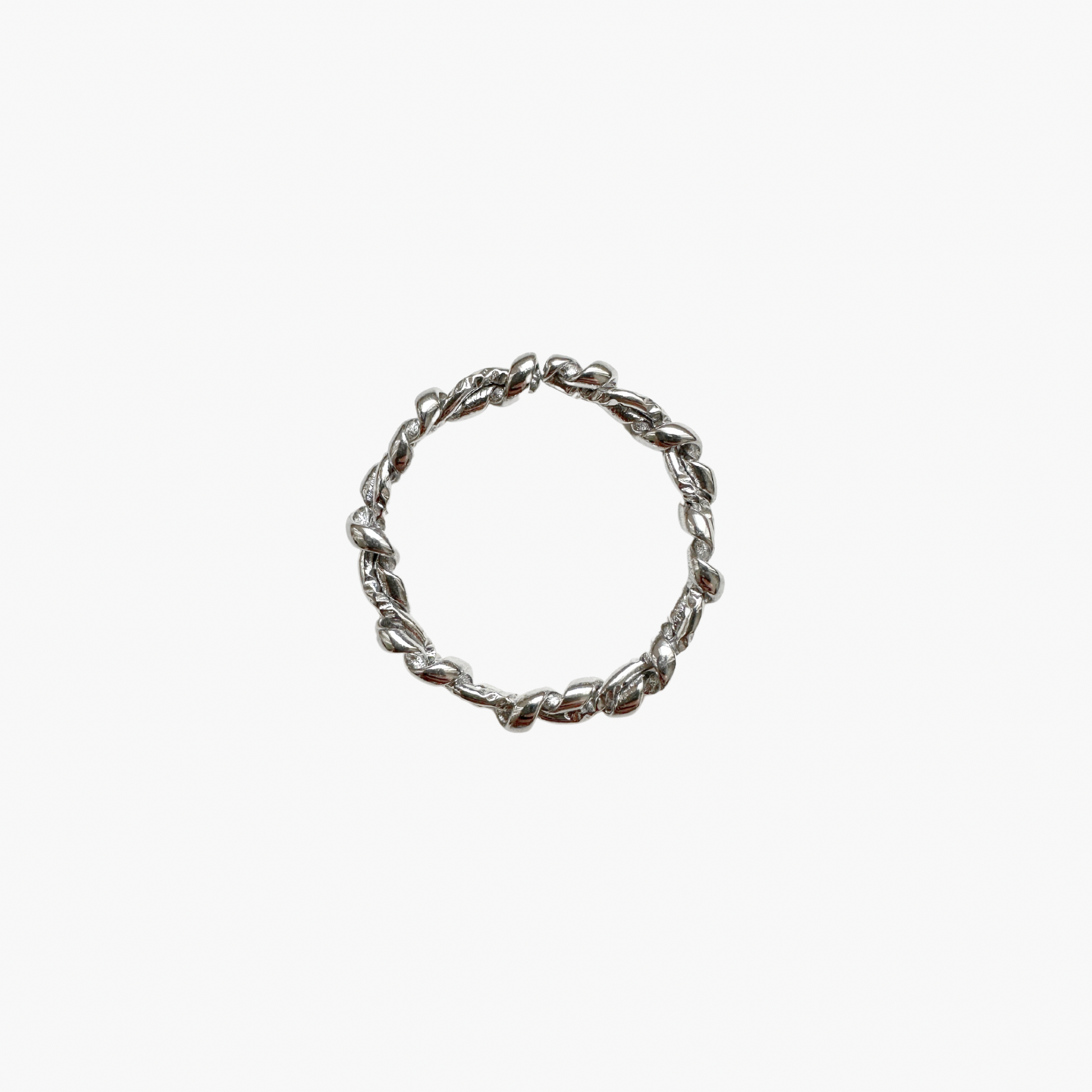 Triss ring vor weißem Hintergrund