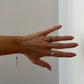 winzige Herzring anhand vor weißer Wand