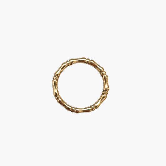 Banu Ring auf weißem Hintergrund