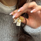 Mix and Match Halskette getragen Nahaufnahme Hol in der Hand
