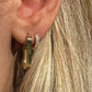 Oval Hoops Creolen Oval in gold getragen an blonder Frau 