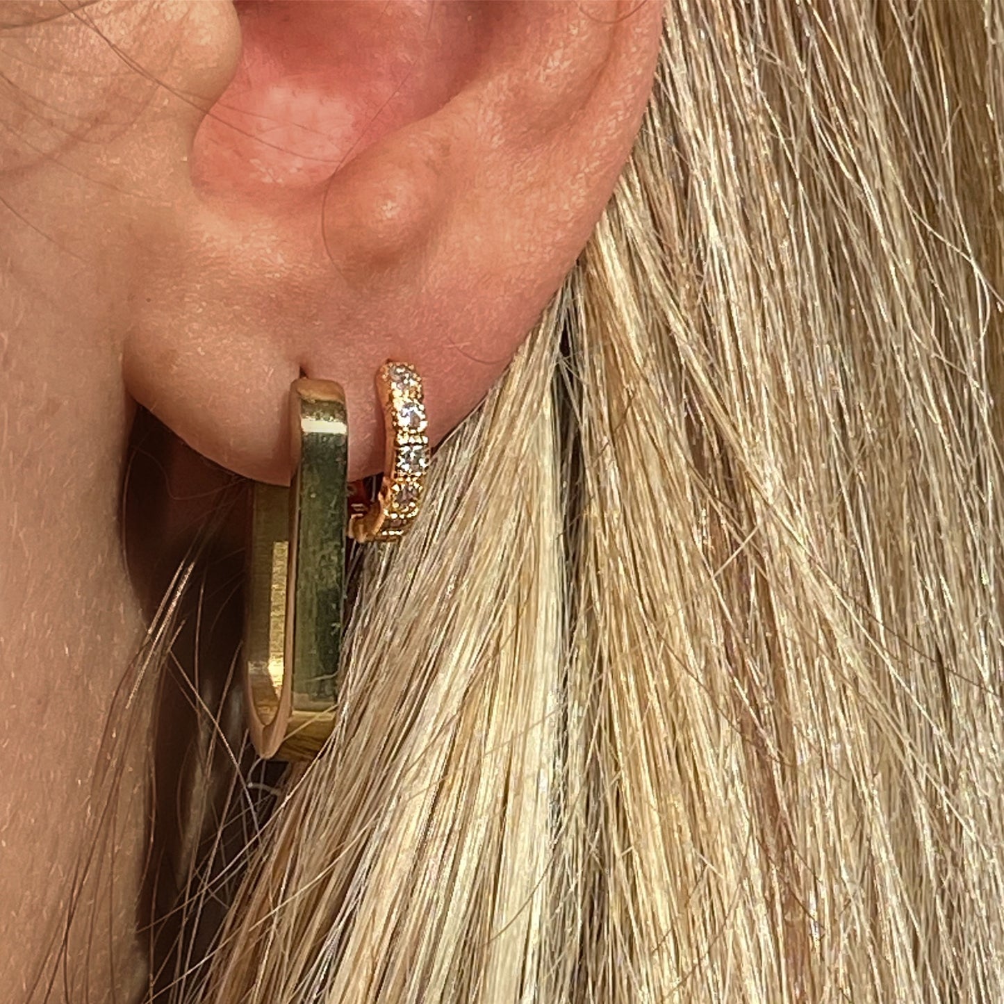 Oval Hoops Creolen Oval in gold getragen an blonder Frau 