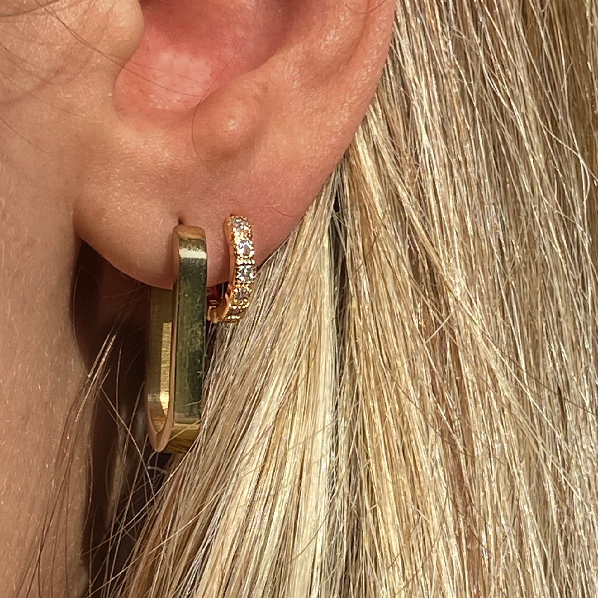 Oval Hoops Creolen Oval in gold getragen an blonder Frau 