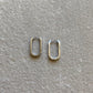 Oval Hoops Creolen Oval in silber auf grauer Steinplatte