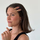 Skincare Clips in rosa getragen an brünetter Frau