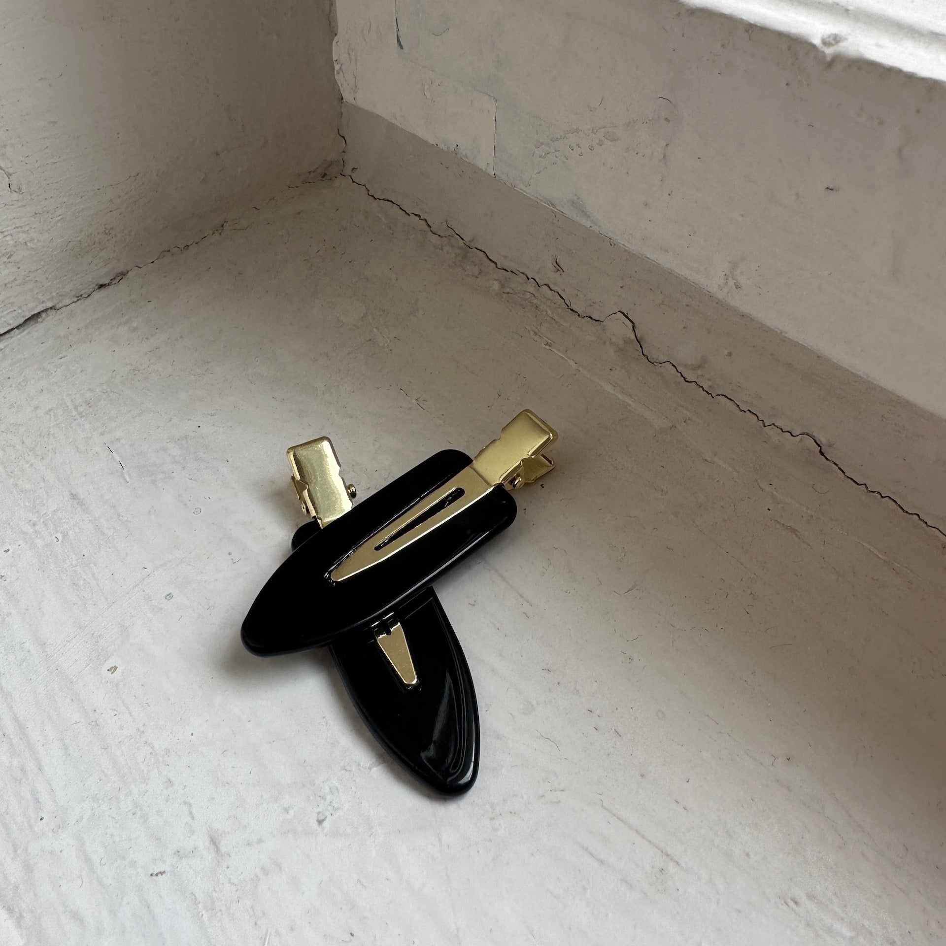 Skincare Clips in schwarz auf weißer Fensterbank