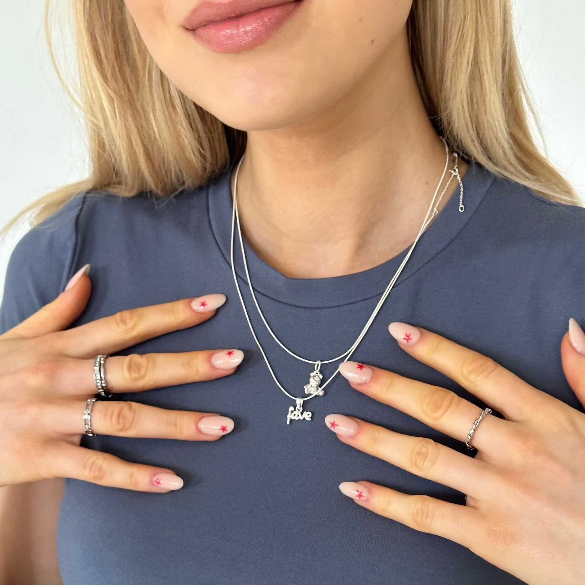 Halsketten, Silber und Ringe, getragen von Mädchen