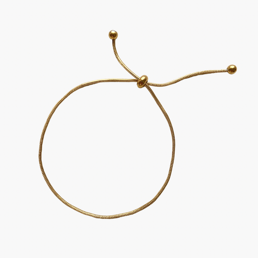 Lola Armband, Gold auf weißem Hintergrund