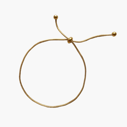 Lola Armband, Gold auf weißem Hintergrund