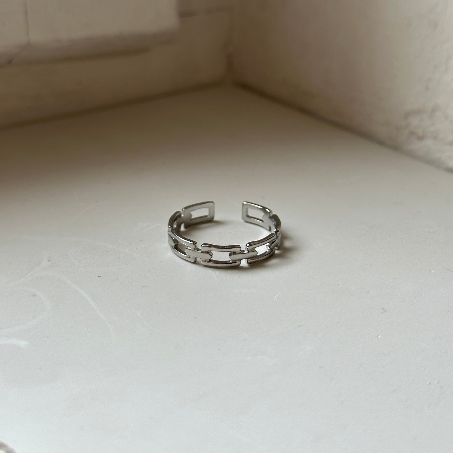 offene Glieder, Kettenring, Silber auf Fensterbank